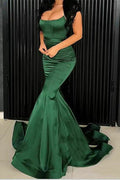 Abito da cerimonia verde in raso con spalline sottili e taglio a sirena elegante