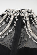 Abito da sera lungo in tulle a goccia con perle di cristallo e vita cadente a balze