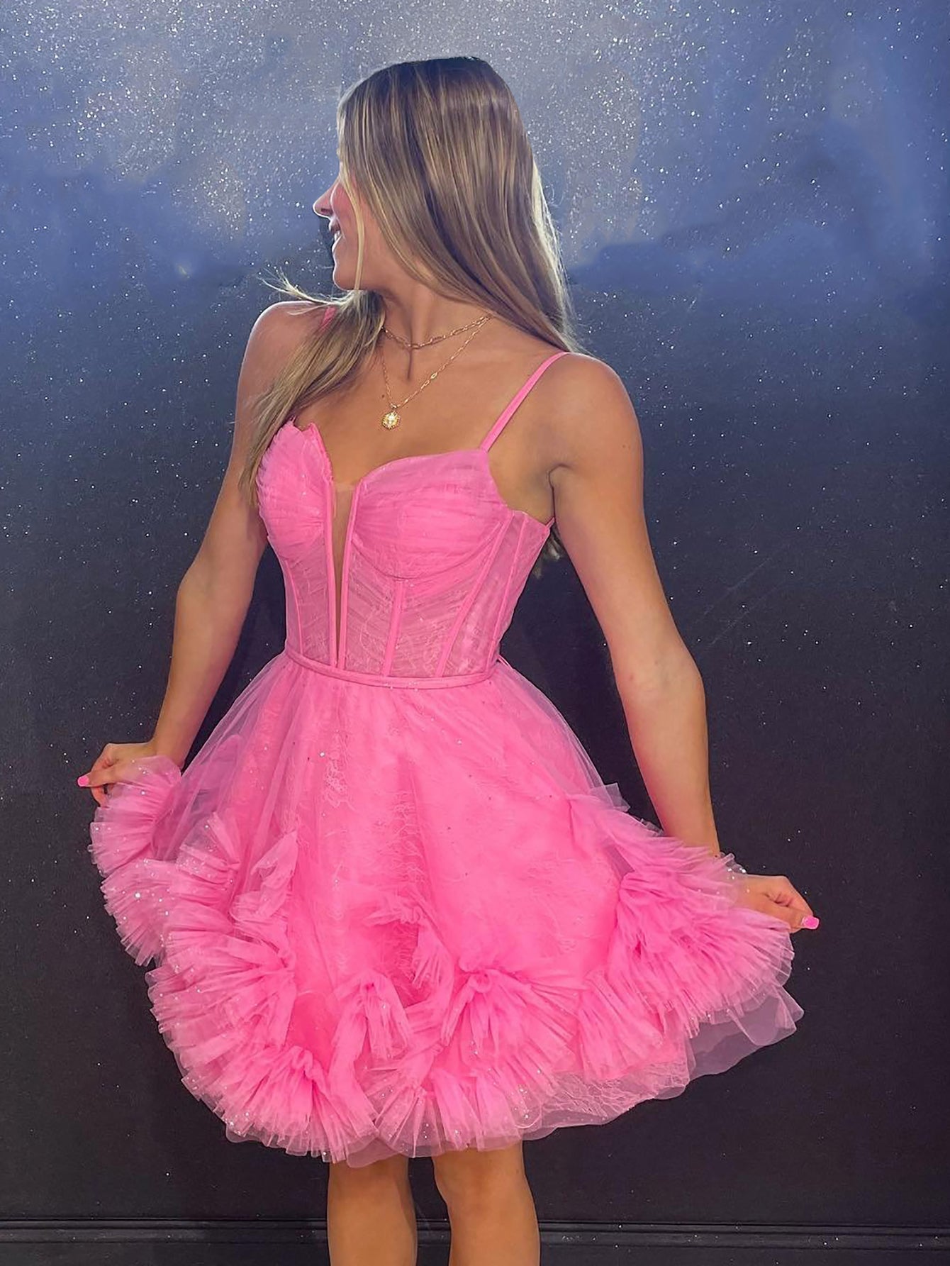Vestido corto de tul con escote en V y corte A para regreso a casa