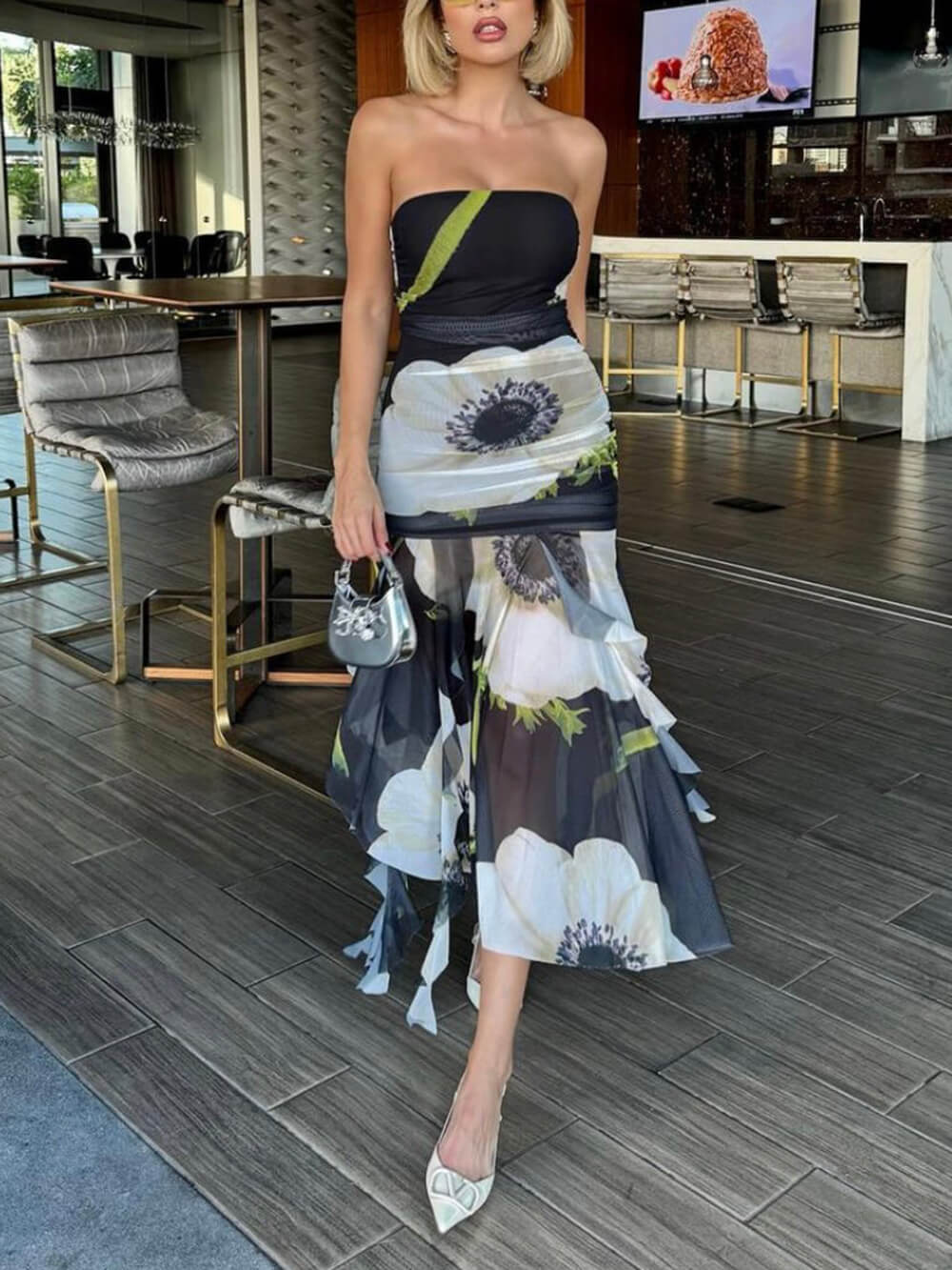 Vestido midi elástico con volantes fruncidos, hombros descubiertos y estampado floral con superposición de malla 