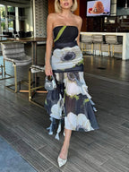 Vestido midi elástico con volantes fruncidos, hombros descubiertos y estampado floral con superposición de malla 