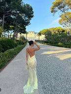Abito da sera giallo in chiffon con scollo a V e coda a sirena, decorato con paillettes, modello Y7892