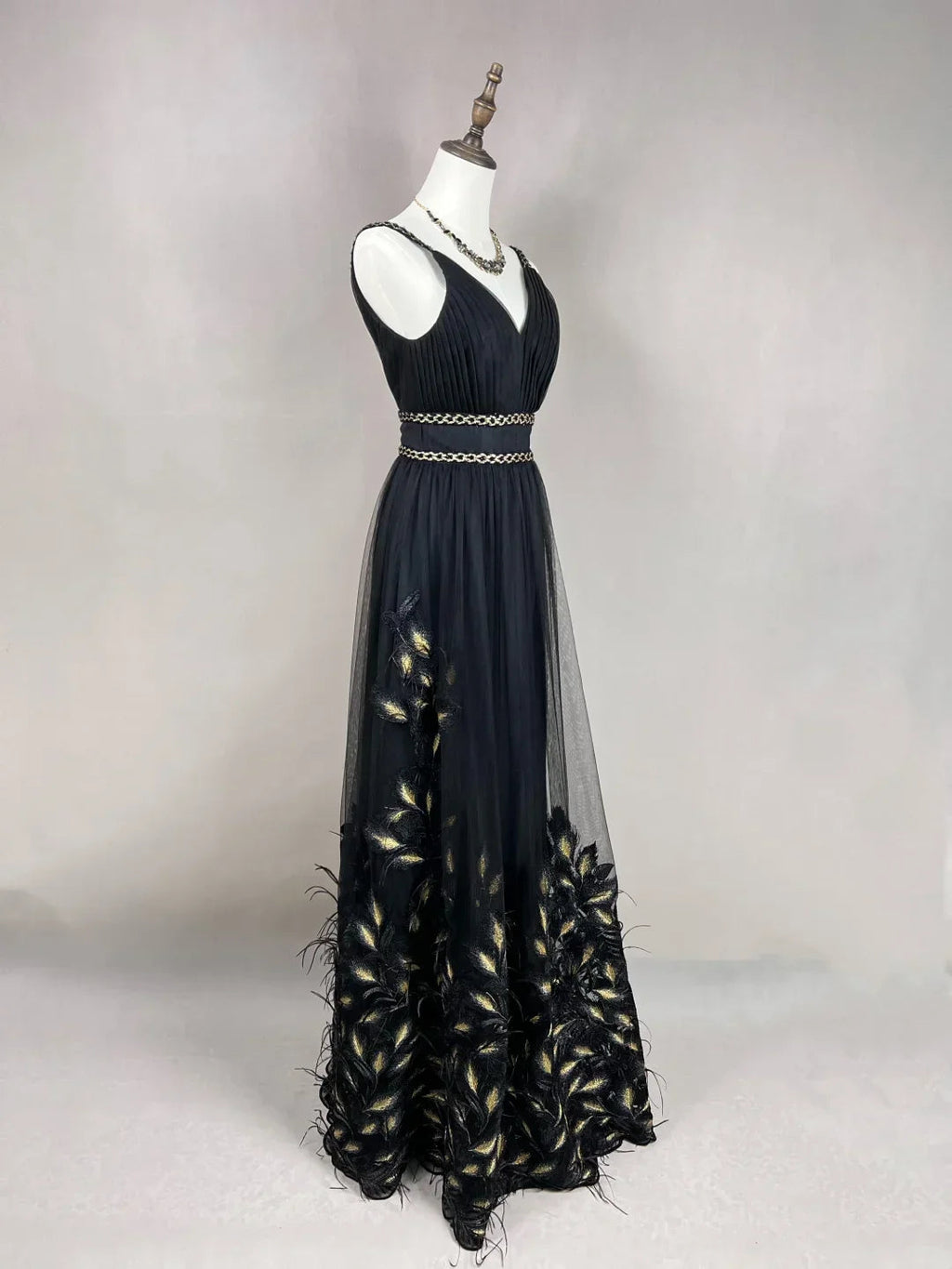 Splendido abito da sera nero in tulle con piume d'oro in seta a linea ad A, abito formale da ballo Y8652