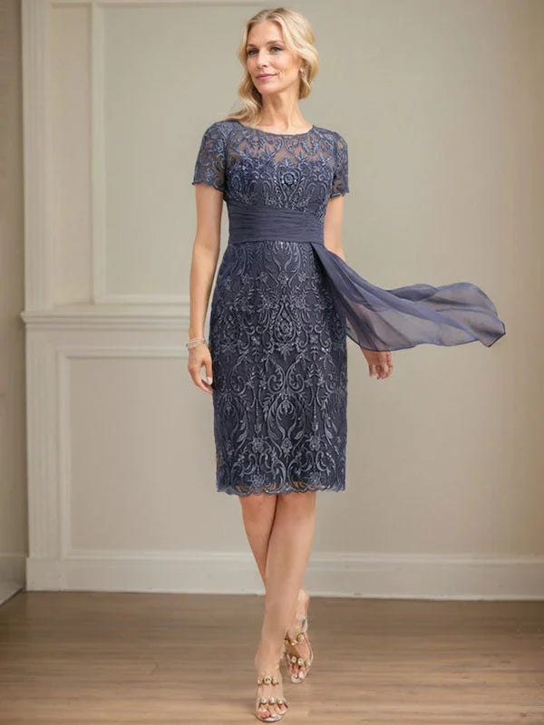 Robe mère de la mariée en dentelle et mousseline, illusion à jupe droite/colonne, longueur genou, avec volants en cascade et paillettes