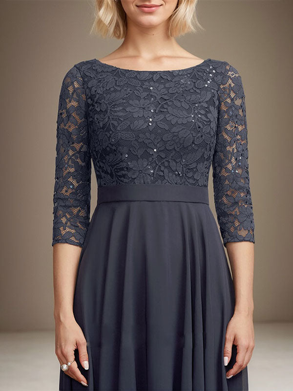 Robe de mère de la mariée en dentelle et mousseline, longueur thé, en ligne A, décolleté arrondi, ornée de paillettes