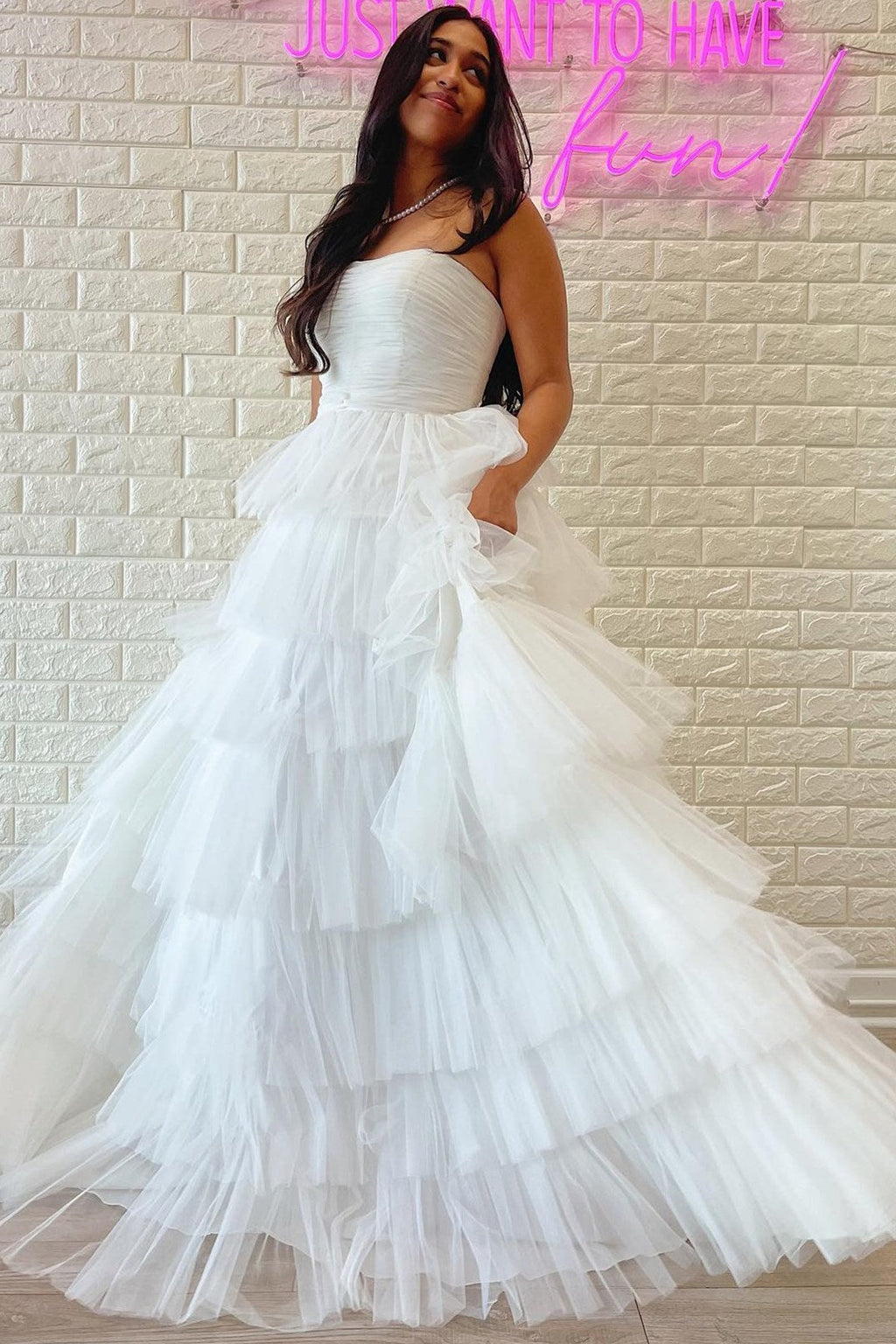 Abito da sera a balze in tulle senza spalline a linea ad A con volant