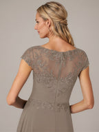Abito da madre della sposa in chiffon e pizzo con scollo a barca a linea a trapezio, effetto illusione, asimmetrico, con applicazioni e pieghe