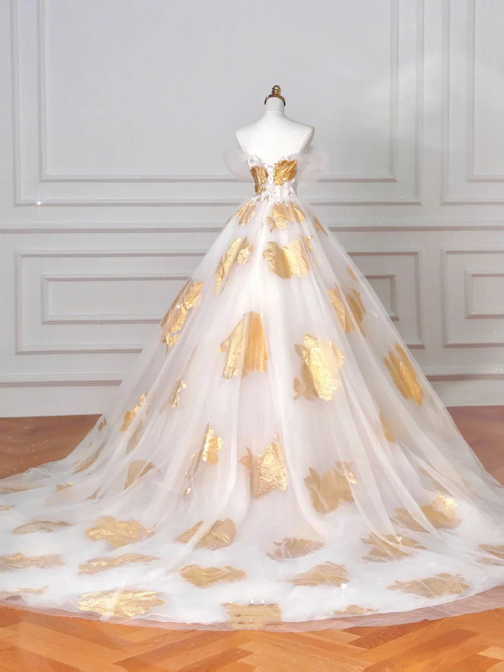فستان سهرة ذهبي رائع من التول بطراز الكرة بدون أكتاف بخط A موديل Y8618