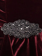 Kurzes Samtkleid mit Wickelausschnitt, Stufensaum und Verzierungsdetail an der Hüfte