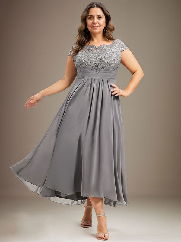 Robe de mère de la mariée en mousseline de soie à dentelle asymétrique illusion en décolleté arrondi et coupe en A avec plis