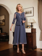 Robe de mère de la mariée en dentelle et mousseline, longueur thé, en ligne A, décolleté arrondi, ornée de paillettes