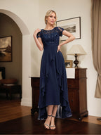 Robe de mère de la mariée en mousseline et dentelle asymétrique illusion à encolure dégagée, coupe en A, avec nœud, volants et paillettes