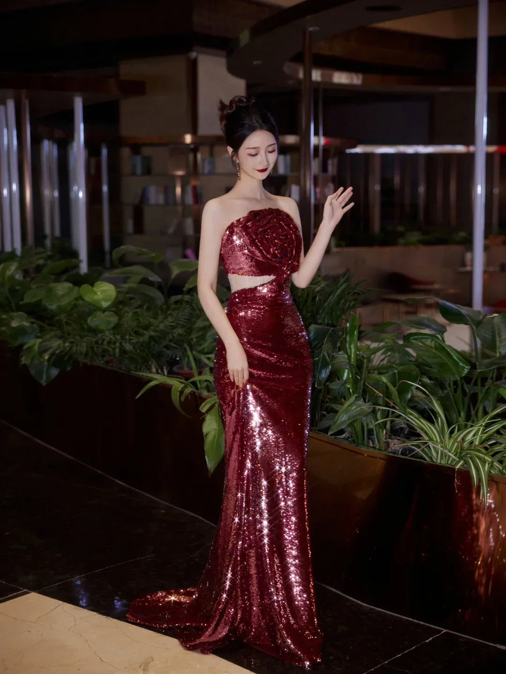 Robe de bal longue sirène bordeaux sans bretelles ornée de fleurs de rose en sequins Y8595