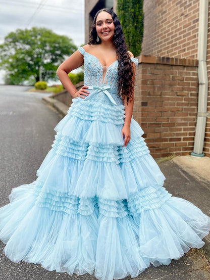 Vestido de fiesta largo rosa claro con volantes y corte princesa en A y hombros descubiertos de Roycebridal
