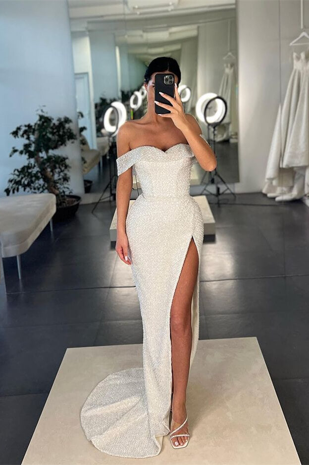 Abito da sera bianco con paillettes a sirena e spalle scoperte con spacco