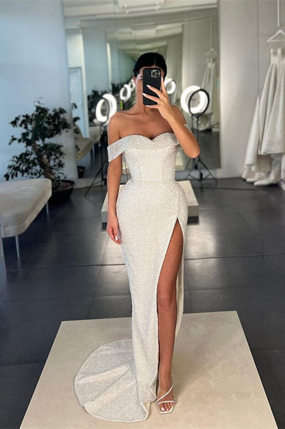 Vestido de fiesta blanco de sirena con lentejuelas y hombros descubiertos y abertura