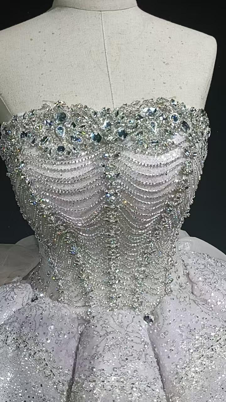Vestido com botão de flor adornado com cristais e penas véu estrelado