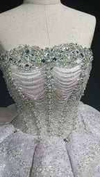 Vestido com botão de flor adornado com cristais e penas véu estrelado
