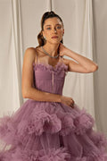 Abito lungo da cerimonia a balze con spalline sottili e gonna a linea ad A in tulle