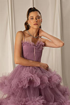 Abito lungo da cerimonia a balze con spalline sottili e gonna a linea ad A in tulle
