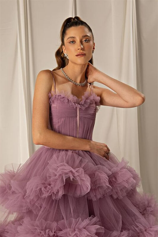 Abito lungo da cerimonia a balze con spalline sottili e gonna a linea ad A in tulle