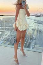 Robe courte décolletée asymétrique à volants, charmante et élégante