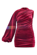 Vestido mini ajustado de terciopelo con un hombro fruncido y detalle elástico para fiesta