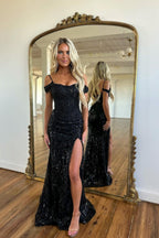 Vestido longo de baile com alças finas, estilo sereia, com contas e racha