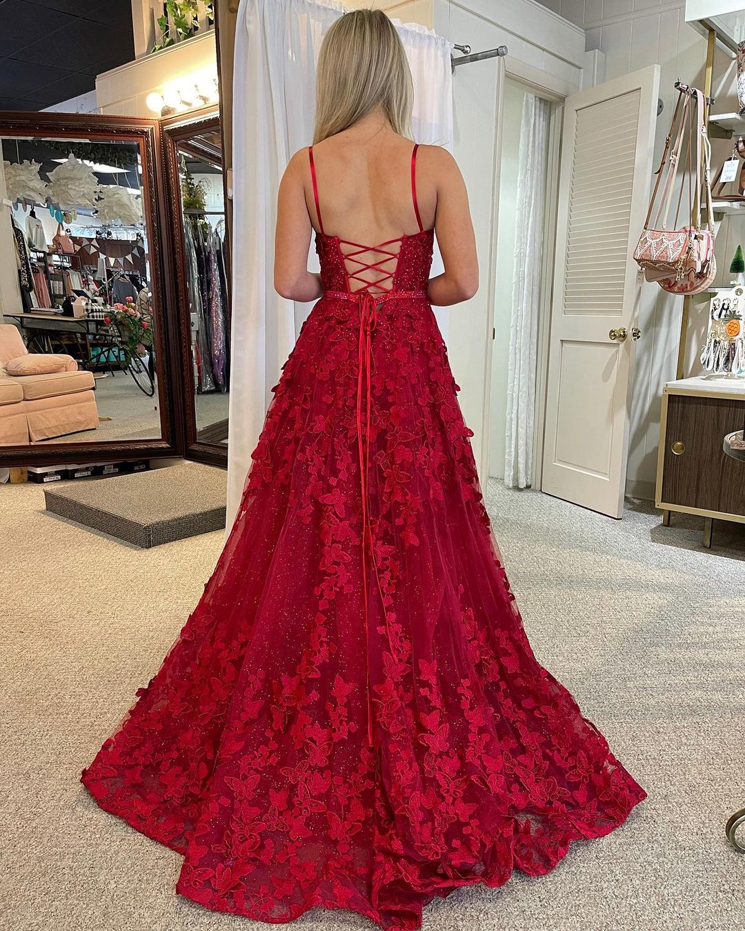 Vestidos de baile vermelhos em renda com decote redondo e corte em A, adornados com contas
