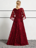 Abito lungo da ballo bordeaux con paillettes, pizzo e maniche a campana