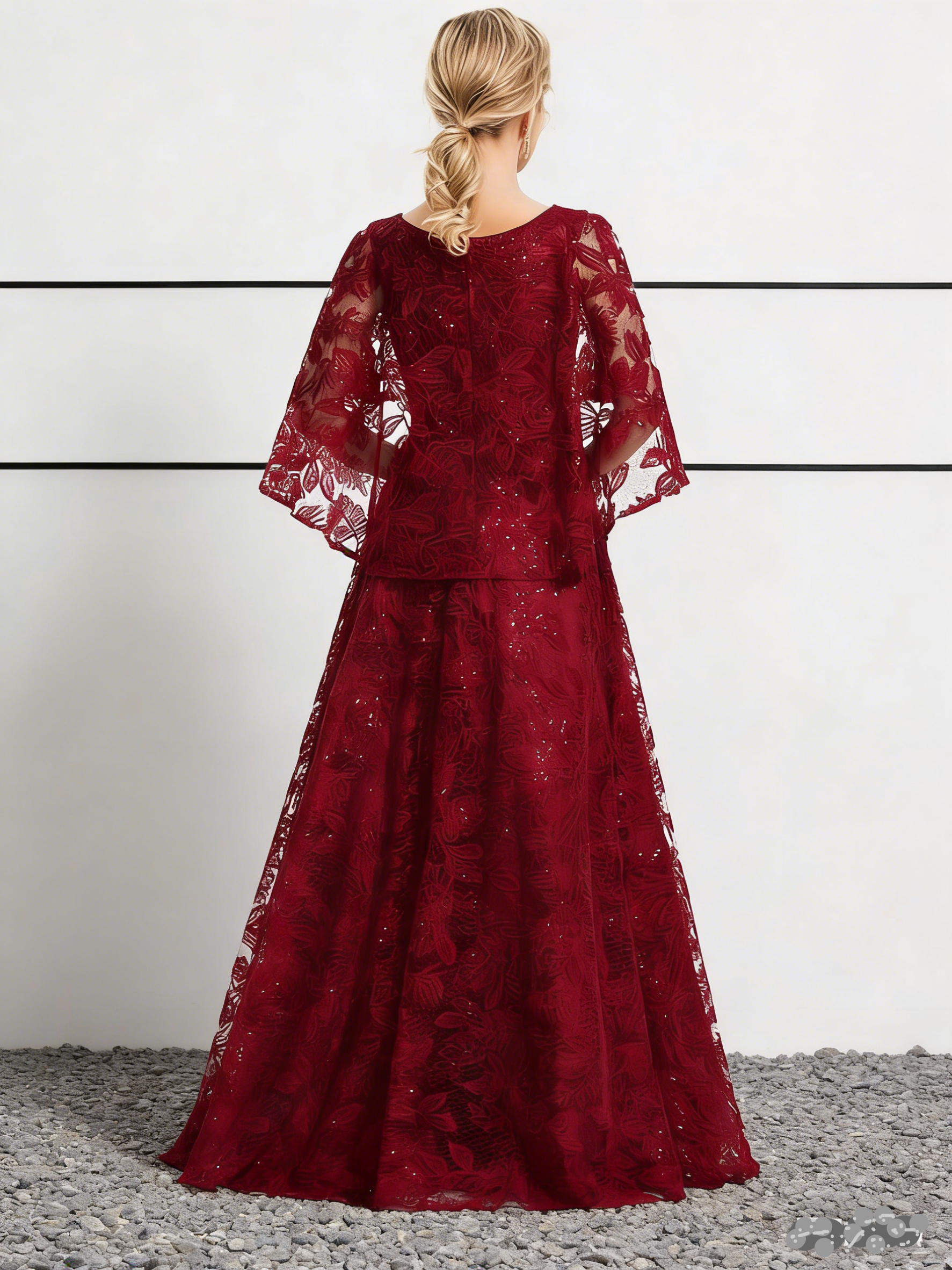 Abito lungo da ballo bordeaux con paillettes, pizzo e maniche a campana