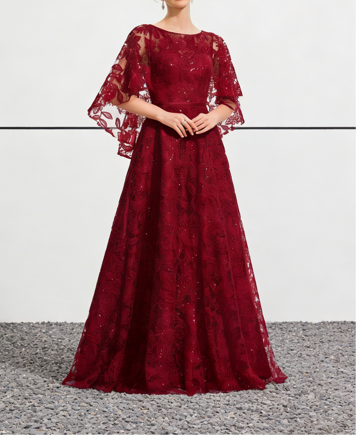 Abito lungo da ballo bordeaux con paillettes, pizzo e maniche a campana