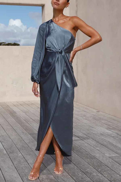 Endaring Romance – Maxikleid aus Satin mit One-Shoulder-Träger und Schlitz vorne zum Binden 