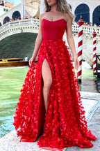 Elegante vestido de noche sin tirantes con frenillo liso