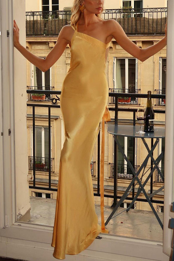 Robe longue satinée asymétrique une épaule dos nu bretelle pour soirée au clair de lune