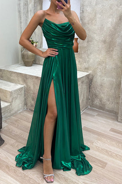 Vestido largo plisado con abertura y cuello vuelto de satén Golden Years con hombros descubiertos 