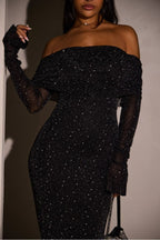Robe longue noire à sequins avec épaule dénudée