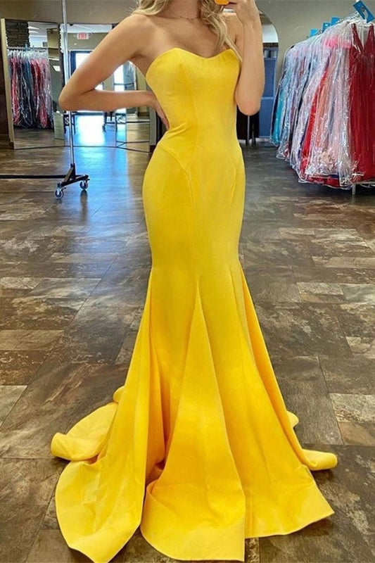 Langes, gelbes, trägerloses Meerjungfrau-Ballkleid aus Satin
