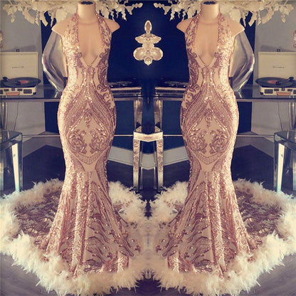 Vestido de fiesta largo estilo sirena con cuello halter, espalda abierta y detalle de plumas
