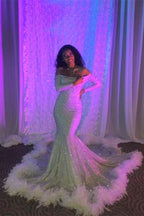 Vestido longo de baile de lantejoulas com decote ombro a ombro, estilo sereia, com penas e mangas compridas