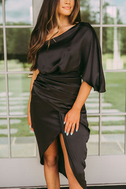 Drapiertes One-Shoulder-Kleid aus Satin 