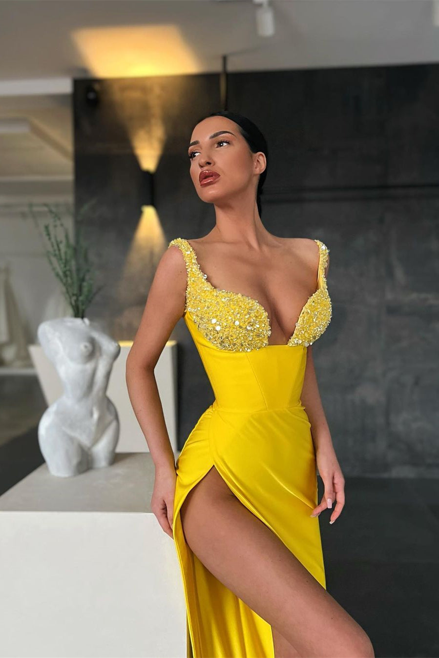 Gelbes Meerjungfrau-Ballkleid im Sweetheart-Stil mit Schlitz und Perlen
