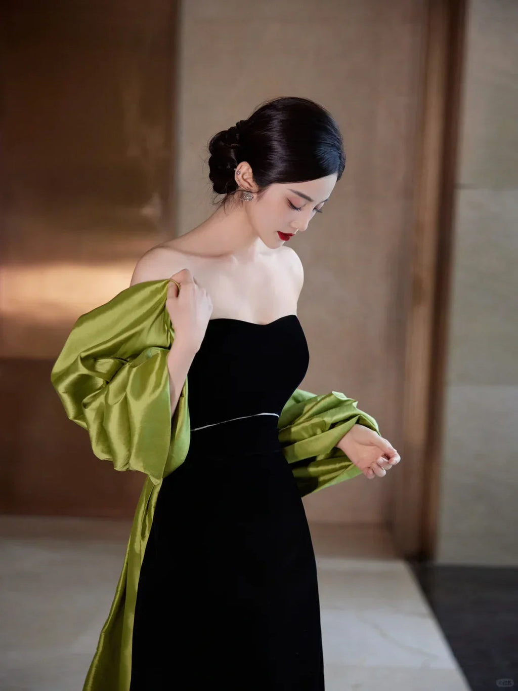 Vestido largo de fiesta negro sin tirantes de satén con lazo Y8594