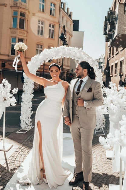 Obsessing – Langes, weißes Brautkleid mit One-Shoulder-Träger und ärmellosem Schlitz