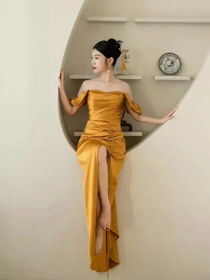 Vestido de Festa Amarelo Plissado com Ombros Descobertos e Fenda Vestido de Noite Y7598