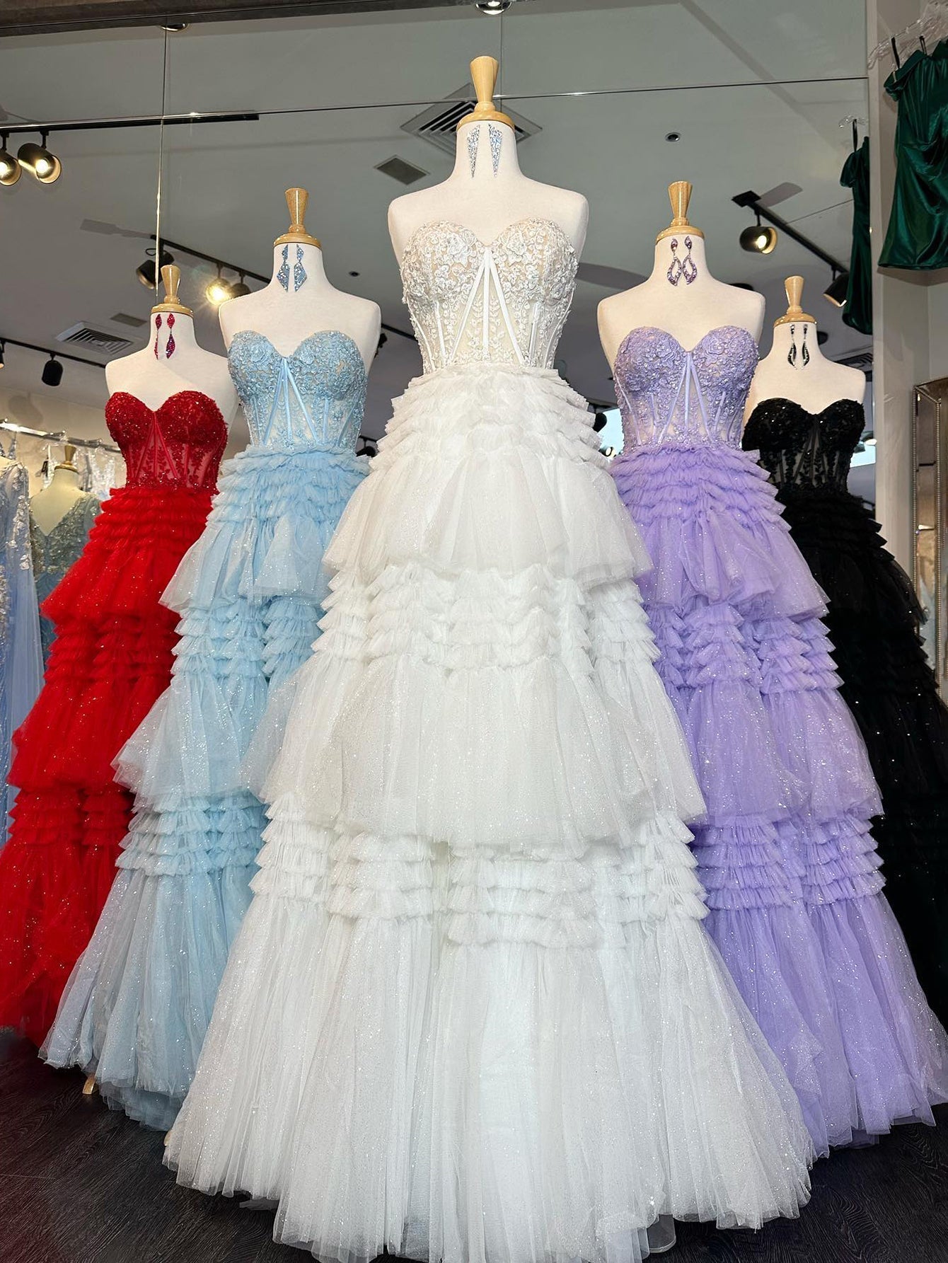 Abito da sera lungo in tulle a balze con scollo a cuore e linea a trapezio