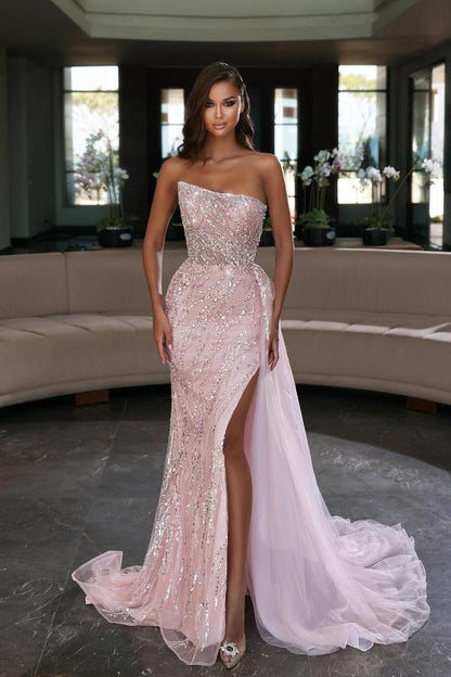 Trägerloses rosa Meerjungfrau-Abendkleid mit Perlenbesatz und Schlitz