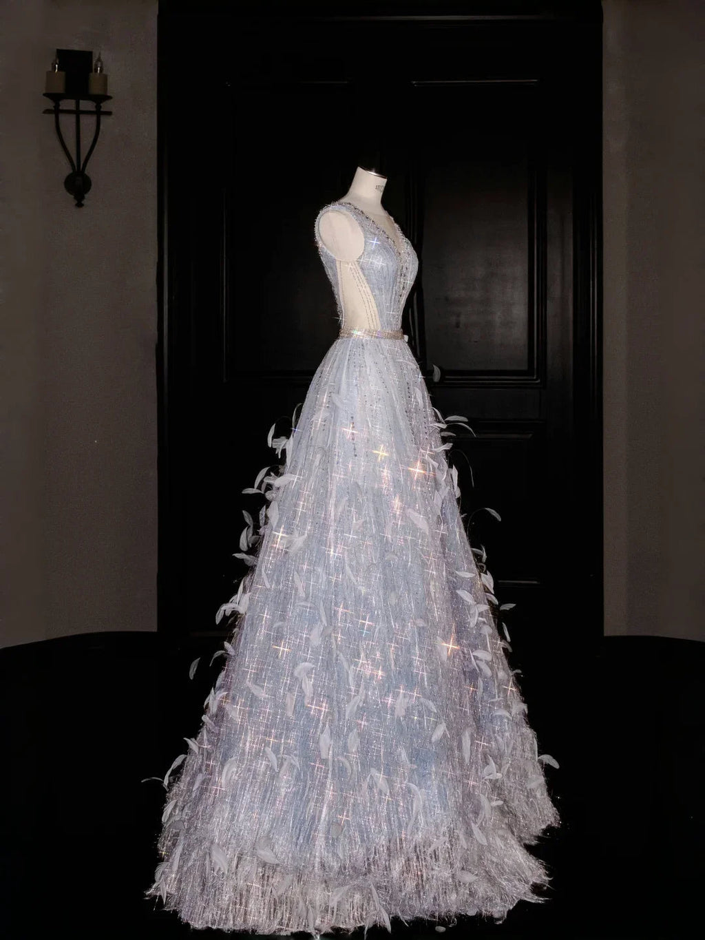 Vestido de Festa com Decote em V, Tule, Contas e Penas, Corte em A, Vestido de Noite Y8682