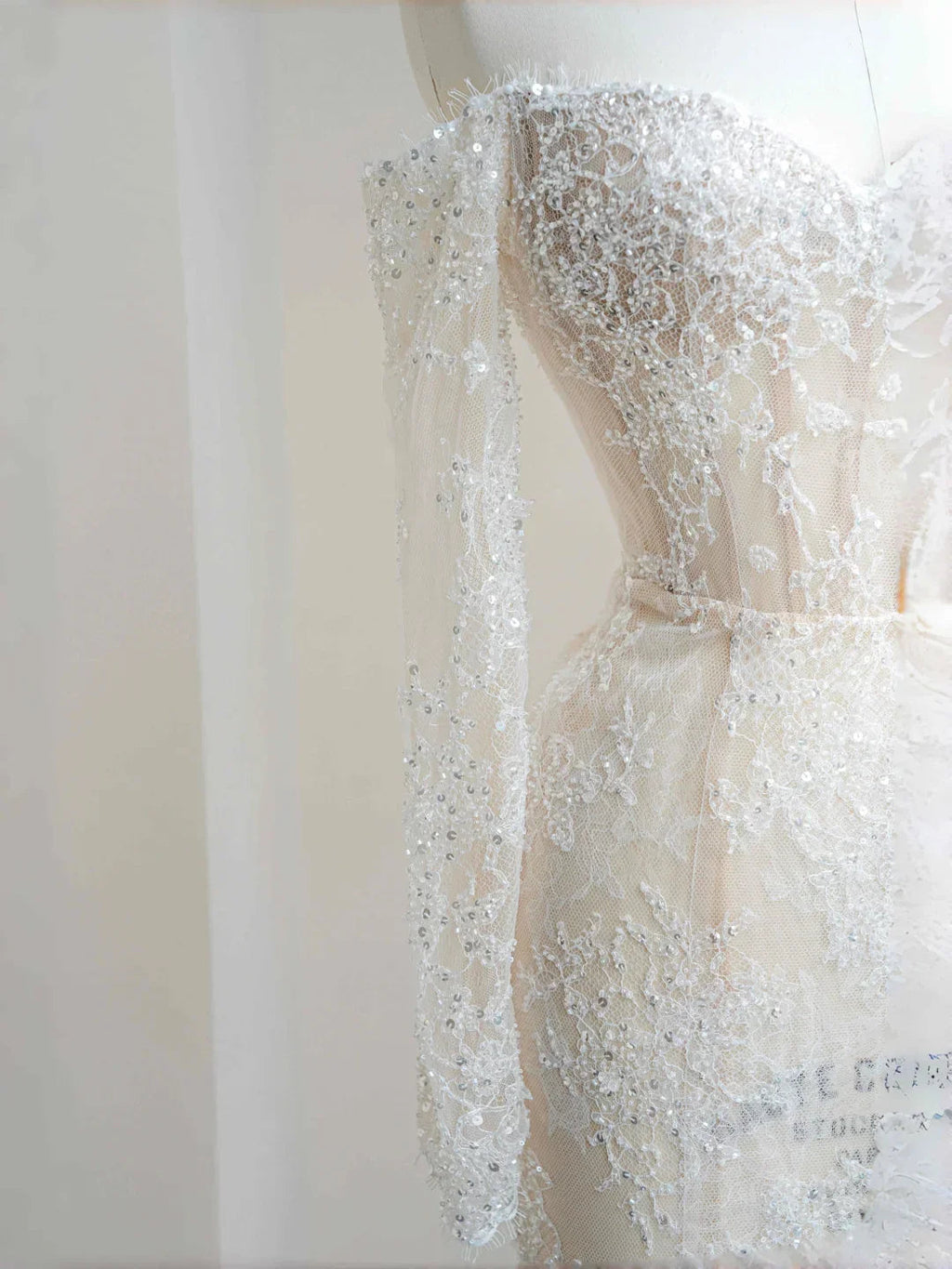 Abito da sera romantico bianco con applicazioni in pizzo, tulle e paillettes, modello sirena, scollatura a spalle scoperte Y8663