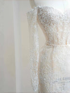 Abito da sera romantico bianco con applicazioni in pizzo, tulle e paillettes, modello sirena, scollatura a spalle scoperte Y8663